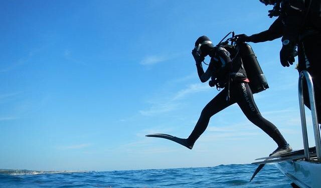 Unnerving Video Shows Sharks Circling Scuba Divers in Maldives – Yahoo News UK
