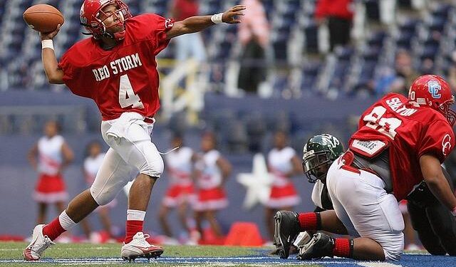 Former NFL, USC Quarterback Casually Robbed Fly Ball From Max Muncy in Japan – Sports Illustrated