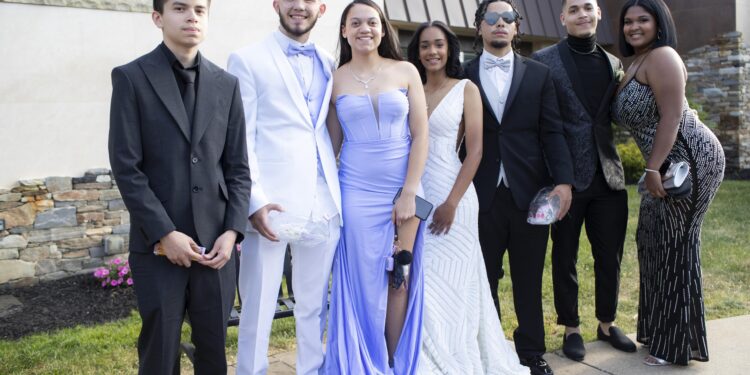 See Lebanon High School students at 2025 prom at The Mill at Lebanon – The Tennessean